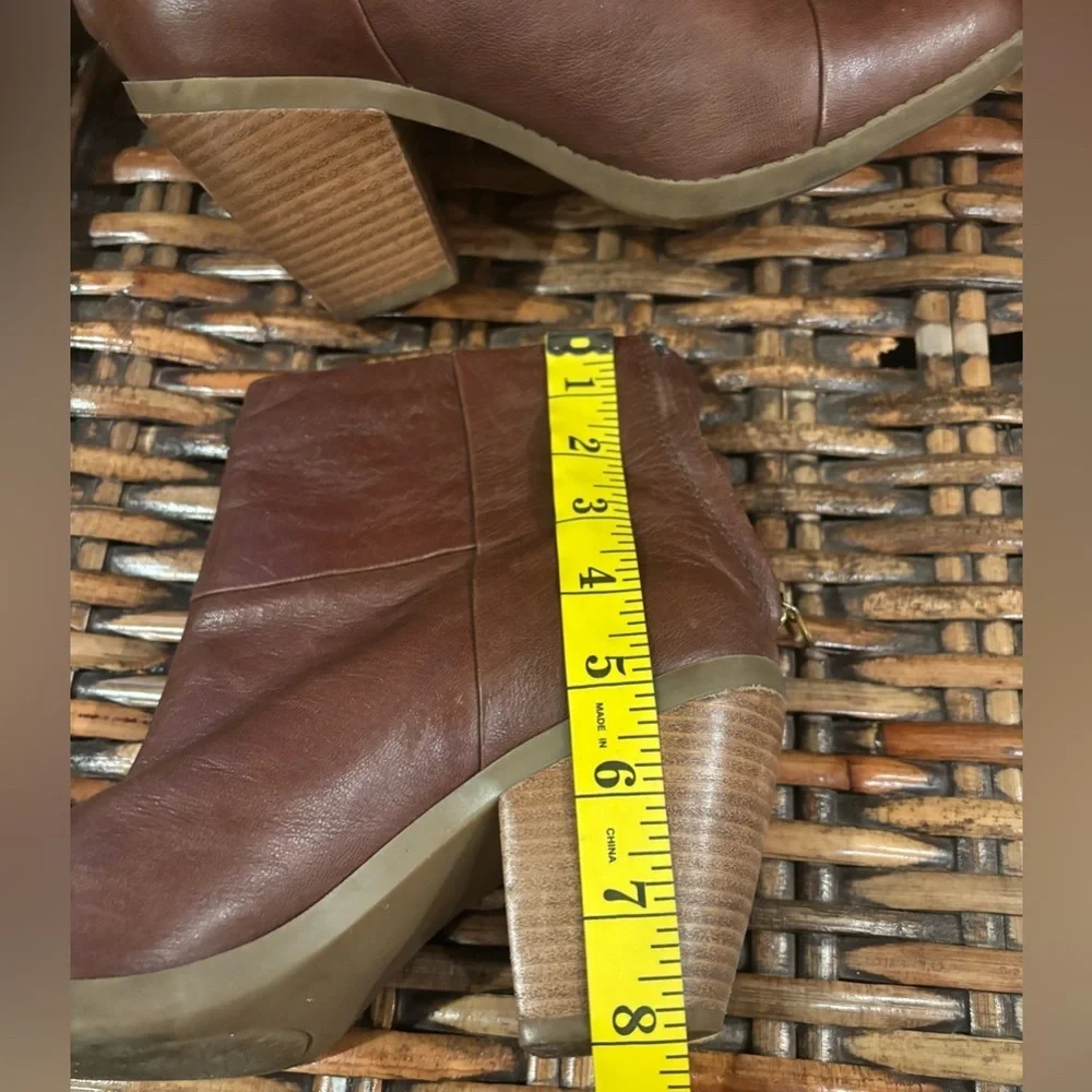 Bandolino Cap Toe Ankle Genuine Leather booties in size 8. Great condition
